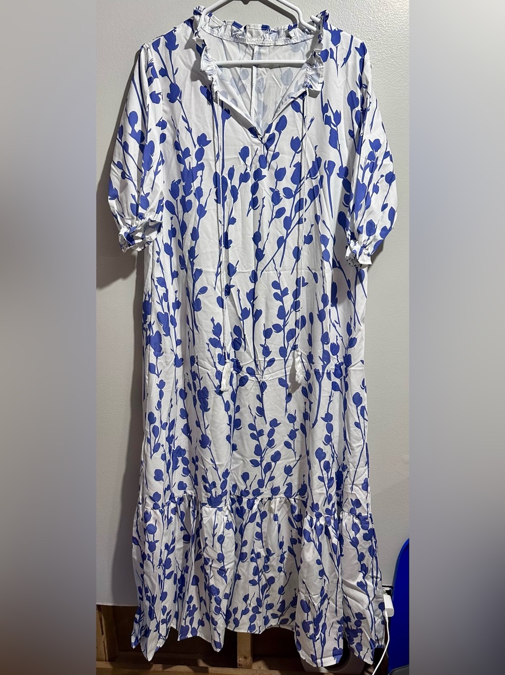 White Maxi Dress with Blue Floral Print Size 1XL (732)